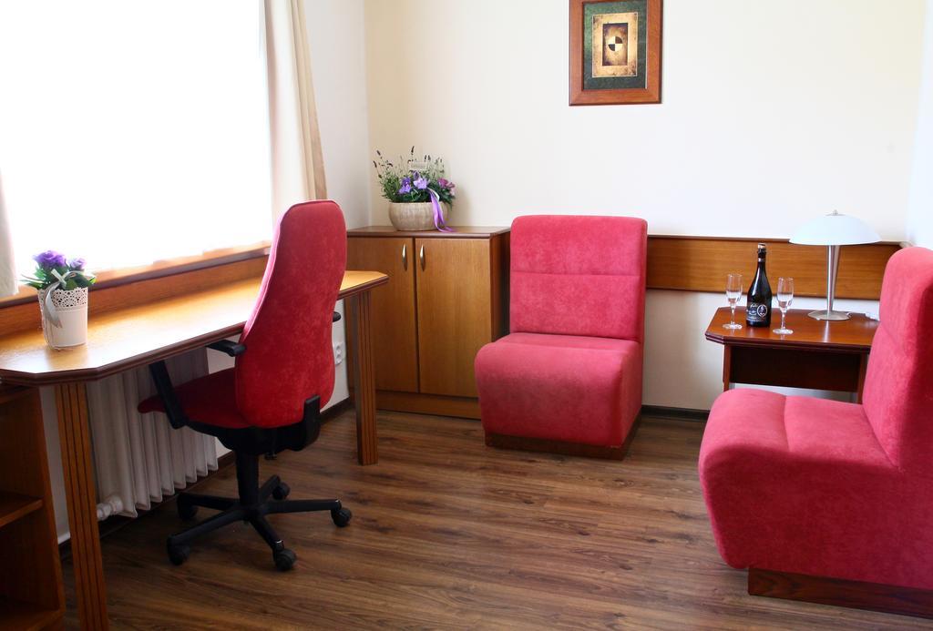 平衡旅途酒店 兹林 外观 照片